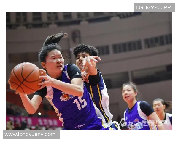 新疆女篮与广东女篮激战正酣谁能在赛场上笑到最后